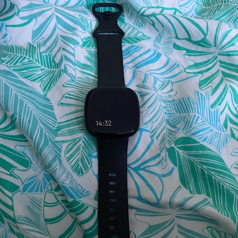 SOLD-Fitbit Versa 3 Health & Fitness
Smartwatch with GPS, 24/7 Heart
Rate